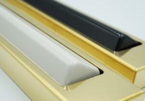 Mässing smala armbågskontakter med vit och svart knapp lyx design