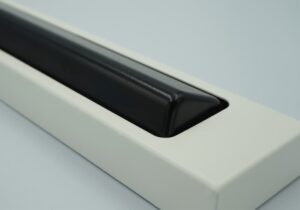 Armbågskontakt Vit lackad med svart knapp